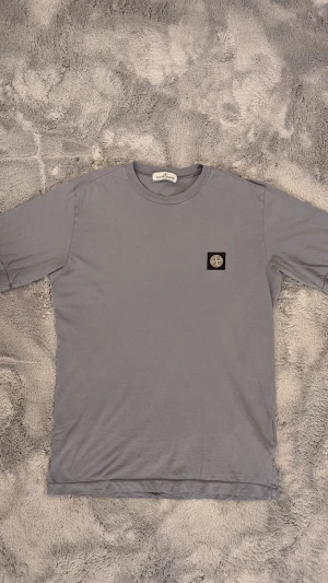 Stone Island t-shirt - Stone Island t-shirt. Passar vuxen S (Juniorstorlek 170). Självklart äkta och qr kod finns för bekräftande. Inga skador.