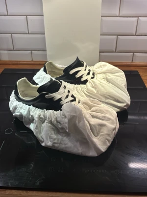 Maison Margiela Gats - Tjena! Säljer dessa schyssta maison margiela gatsen som är i topp skick och är perfekta för nya året! Nypris ungefär (6240kr) och OBS allt og medkommer! Skriv om prisförslag eller frågor! Knappt använda 