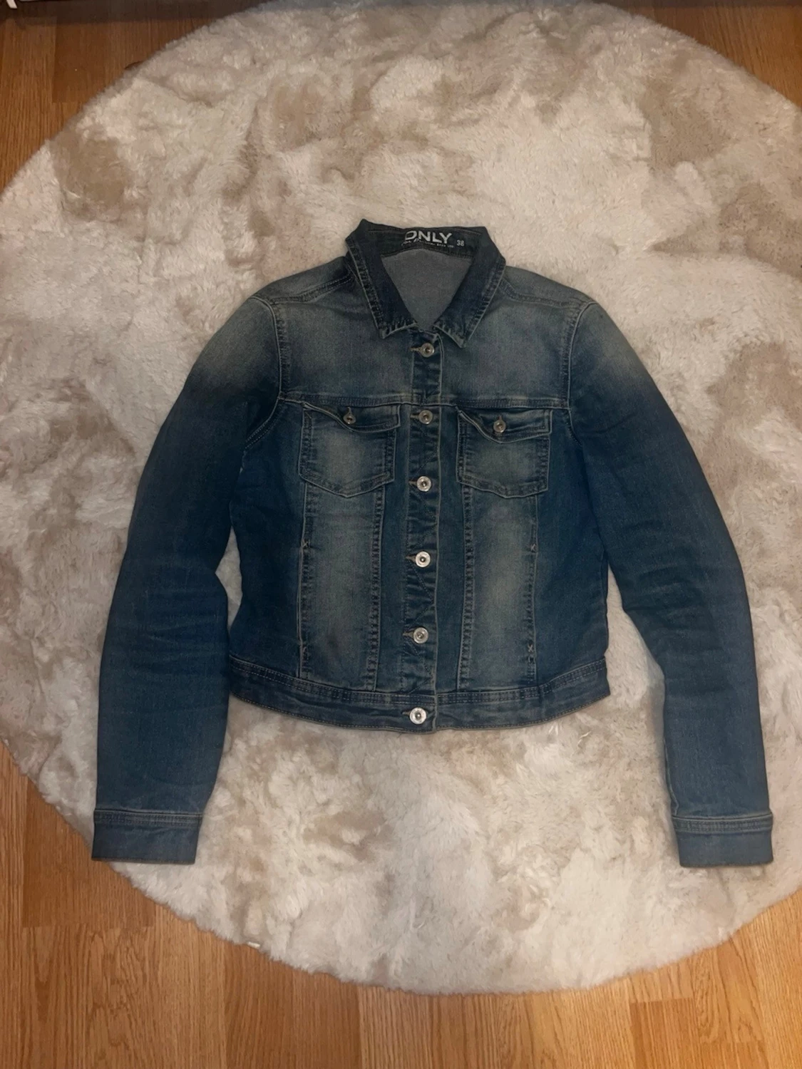 Blå jeansjacka från ONLY, storlek 38