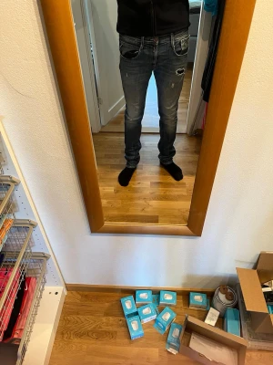 Blå replay jeans med slitningar - Ny pris 1700-2000kr Vårt pris 450kr Replay Anbass jeans i blå tvätt Slim fit / stretch Storlek: L34 W33 Skick: 8/10 (normalt slitage, se bilder) Inga större defekter 100% äkta, Snabb frakt:star_struck: Tveka inte på att höra av dig:star2: