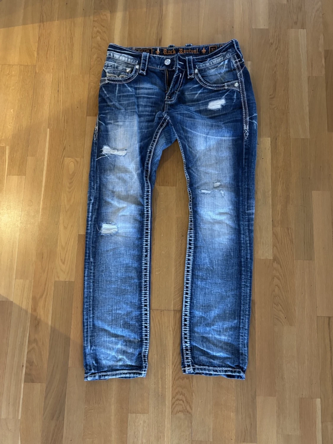 Rock Revival blå jeans med broderade fickor - 1