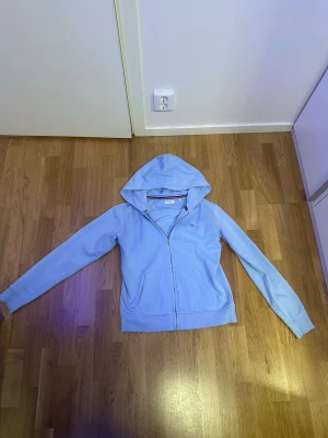 Gant kofta - Gant kofta är skön och fin färg köpt från kidsbrandstore 100% äkta bara nån fläck på koftan men annars är den i bra skick