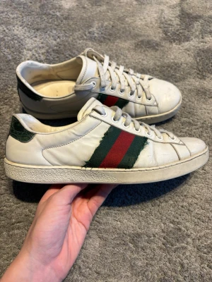 Gucci Ace - Gucci ace sneakers||Storlek 7/41||Skick 7/10|| Skriv vid minsta möjliga intresse||.                                  VG.closet