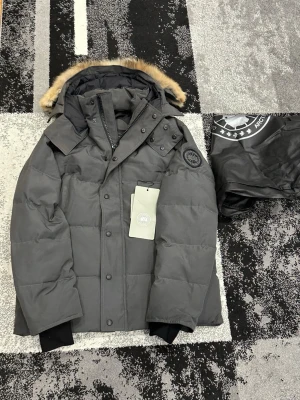 Canada goose vinterjacka  - Jättefin canada goose jacka, perfekt till kyligare dagar, priset är väldigt bra. Skriv för eventuella frågor!