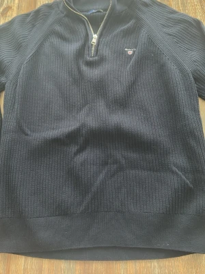 Mörkblå stickad halv zip tröja från GANT - Säljer en stickad halv zip tröja från gant i storlek 170. Den är oanvänd.