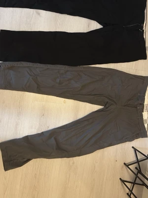 Grå chinos/svarta från Jack and Jones  - Använda 1 gång,. 500 för båda (: