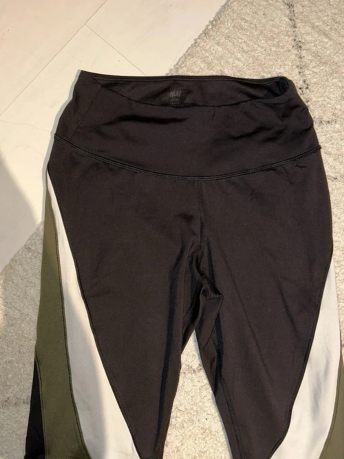 Svarta och gröna leggings från H&M - 2