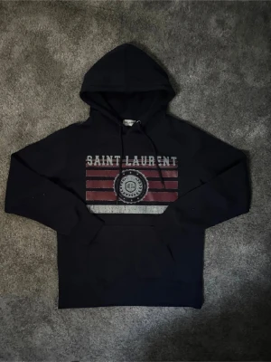 Yves Saint laurent hoodie - Säljer min saint laurent hoodie då den inte passar. Storlek small aldrig använd fraktar snabbt. Hör av er vid frågor!