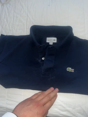 Två piké tröjor i storlek m Lacoste och polo  - 350kr st för båda 
