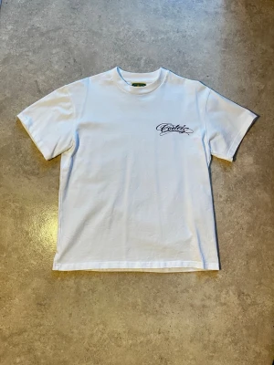 Corteiz t-shirt  - Säljer en vit t-shirt från Corteiz. Inga defekter på tröjan säljer pågrund av garderob rensning. Priset är ej hugget i sten vid en snabb affär går priset att sänka 