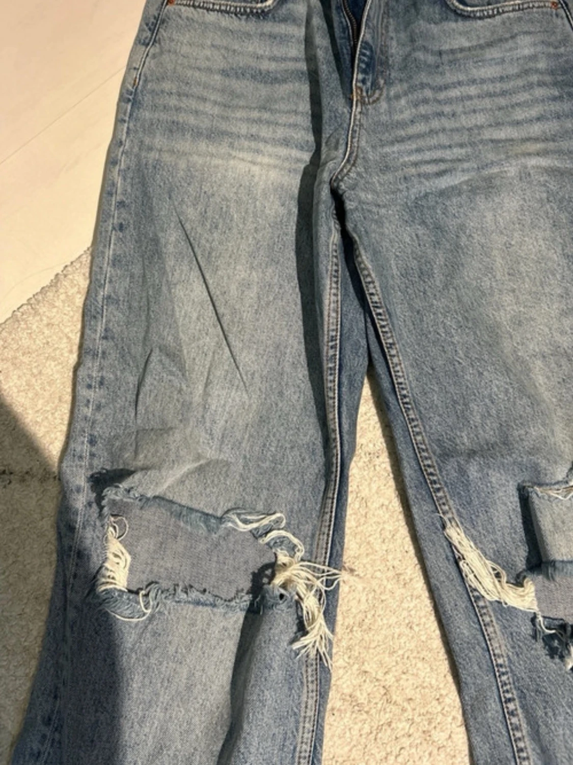 Blå slitna jeans med raka ben - 2