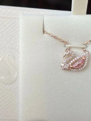 Swarvoski svan halsband, oanvänd - Enbart använd ett fåtal gånger, pris går att diskuteras men snälla var rimlig💗Unisex halsband.