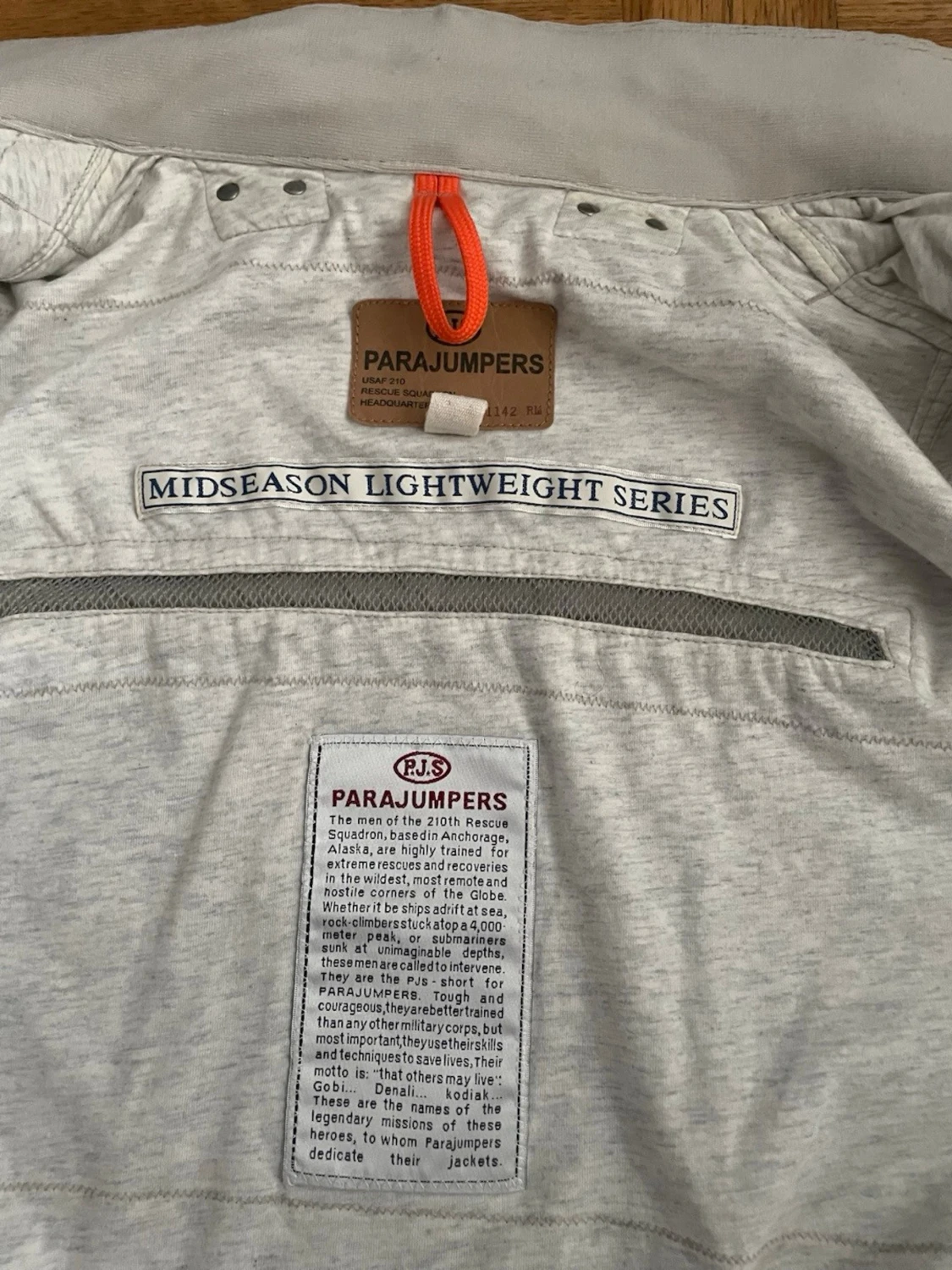 Ljusgrå vindjacka från Parajumpers - 3