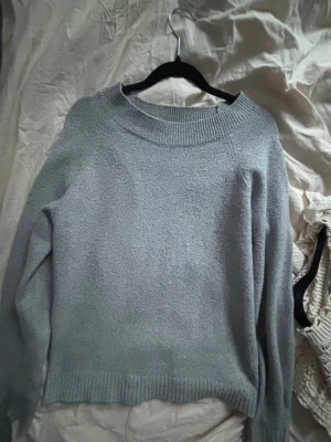 Stickad grå tröja ifrån vero moda - Lite nopprig men annars bra skick, storlek xs