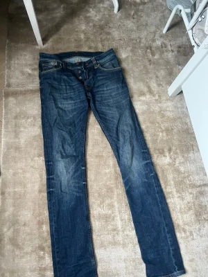 Nudie jeans - Detta är ett par nudie jeans i storleken 29/34. Snygga uttvättningar som är väldigt populärt just nu.