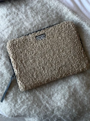 Datafodral - Säljer ett gulligt datafodral från Carin Wester!