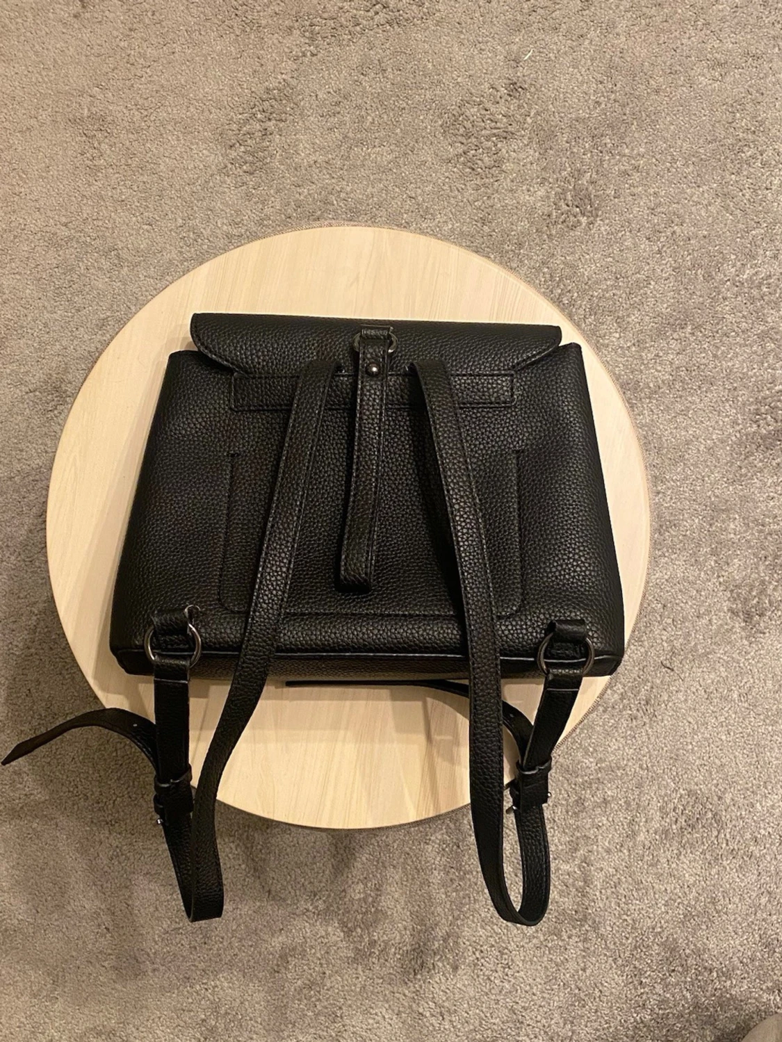 Svart ryggsäck från Guess i skinn - 1