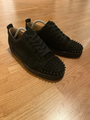 Christian Louboutin skor - Svarta Christian Louboutin skor i väldigt bra skick finns dock en nackdel då sulan har blivit ihop limmad och fixad. Men skorna är i nyskick bortsätt från sulan. Storlek 43 men kan även passa 44. Tveka inte att kontakta vid minsta lilla fundering. Äkta såklart, pris går att diskuteras. 