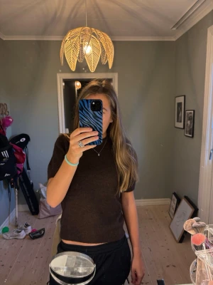 Mörkbrun stickad tröja från H&M - Kortärmad mörkbrun stickad tröja från H&M. Helt ny, aldrig använd. Passar bra till allt 