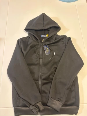 Polo Ralph Lauren hoodie  - Helt ny Polo Ralph Lauren hoodie. Storlek M men passar S också skulle jag säga. Skriv vid intresse!