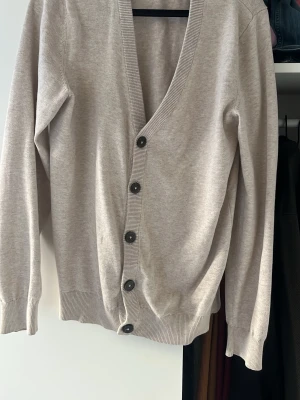 Beige cardigan från Pier One - Säljer en stilren beige kofta från Pier One eftersom att den börjar bli för liten på mig. Bra skick.