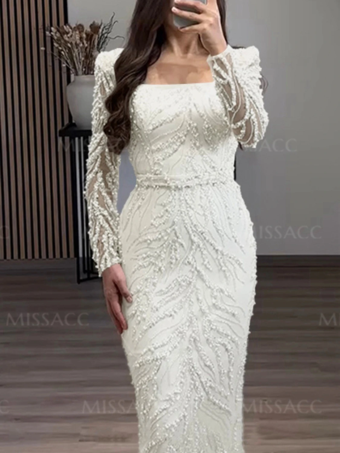 Vit långklänning med pärldetaljer - 1