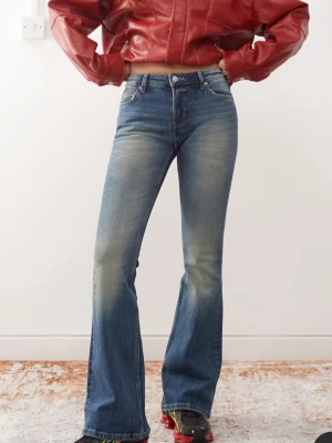 Weekday Low flare jeans flame - Weekday low flared jeans. Nya med prislapp kvar. Storlek 26/32. Nypris då jag köpte dom 590kr. Modell flame