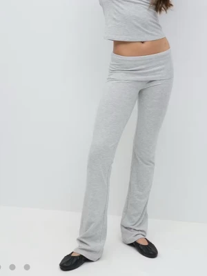 Gina Young gråa yoga pants storl=158/164 - Säljer mina gråa yoga pants från Gina Young pga dom har blivit för korta och små för mig. Dom är använda några få gånger. Plagget är helt och köpta från affär. Ny pris- 230 kr    Jag är 166 cm och det är ca 5-7 cm från byxan till golvet.☺️