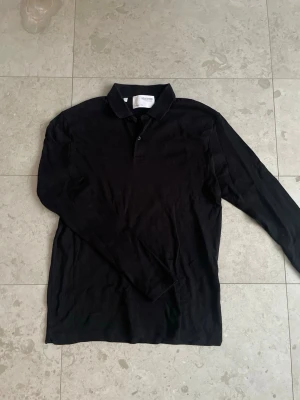 Svart Rugby tröja (Långärmad Polo)  - Tja! Säljer den här sjukt fina rugby tröjan ifrån Selected Homme nu när jag rensar garderoben på plagg som inte används. Den har använts sparsamt i några månader, och därefter legat i garderoben orörd, alltså mycket fint skick! Storlek: M | Hör gärna av dig vid frågor eller funderingar, priset går att diskutera!😁