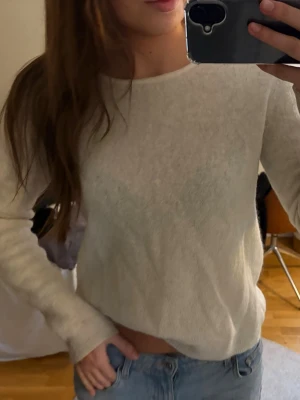 Vit stickad  - Tunnare stickad tröja från inwear, i mohair och ull.