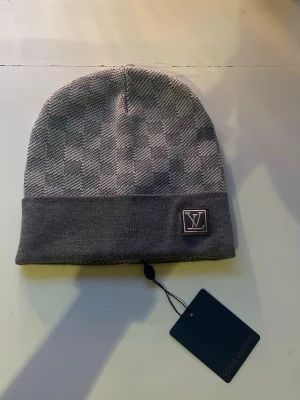 Grå mössa/szara czapka - 📊Färg: Grå                                                              📏Storlek: onesize                                        ♻️Skick: 10/10, inga defekter                               🧵Material: Bomull