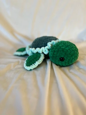 Stor grön sköldpadda  - Sköldpaddan är ca 10 cm hög och 23 cm lång 💚 Sköldpaddan har Säkerhetsögon som inte rekommenderas för barn under tre år! 