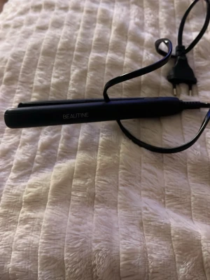 Mini Plattong  - En liten plattong perfekt till dig som reser mycket eller kanske vill platta till håret efter att du vart ute, den är liten och smidig, ryms i en handväska och är lätt att använda:)