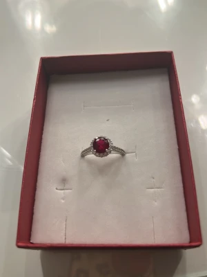 Ring äkta silver  - Silvrig ring med en röd diamant storlek 16