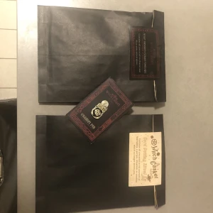 2 Complete Witch Casket kits - Bilderna visar två ritual-kit och en emaljpin från Witch Casket, helt nya och oöppnade 