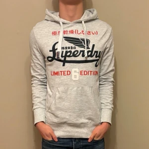 Superdry Hoodie - Superdry Hoodie Limited Edition - Pris: 449 kr - Storlek: M - Först till kvarn!