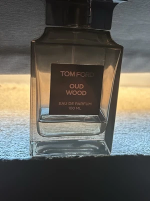 Tom Ford Oud Wood 100ml - Stilren och exklusiv parfym från Tom Ford. Flaskan innehåller 100 ml Eau de Parfum. Perfekt för dig som vill sticka ut med en lyxig touch i din samling. 15-20/100 utan Pressentation. Självklart äkta 