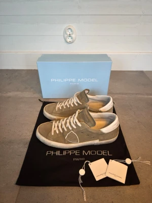 Beige Philippe Model skor - Säljer mina Beigea Philippe Model skor. Skorna är i storlek 43 och är i mycket bra skick (8/10). Dustbag ingår inte. Skriv för fler bilder eller ifall du har några generella frågor!