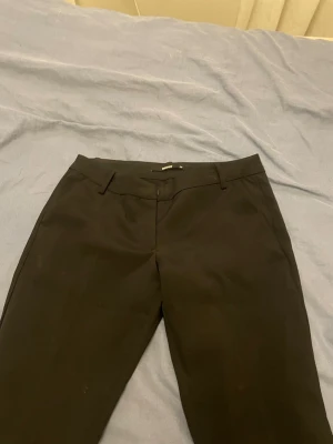 Svarta bootcut kostymbyxor Bik Bok - Säljer ett par svarta kostymbyxor från Bik Bok i storlek 36. Byxorna har bootcut-modell med klassisk låg midja, bälteshällor och fickor bak. Perfekta till en clean och stilren look. Materialet känns mjukt och följsam. Jätte bra skick använda cirka 3-4 gånger. Inte använt sen i våras, köpte för 400.