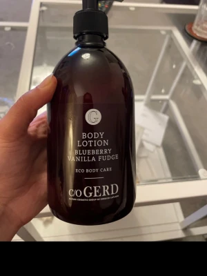 Body lotion Blueberry Vanilla Fudge - En lyxig body lotion från c/o GERD med doft av blåbär och vaniljfudge. Kommer i en mörkbrun plastflaska med pump, perfekt för daglig återfuktning. Ekologisk formula som känns fräsch och mjukgörande på huden.