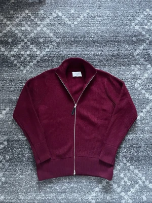 Vinröd masion margela kofta - Väldigt snygg och skön med klassiska sömarna i ryggen