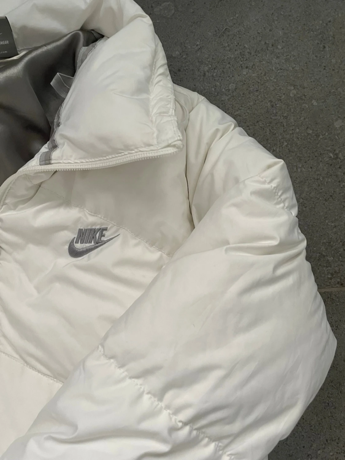 Vit pufferjacka från Nike  - 2