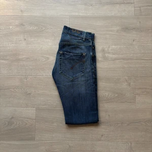 Dondup Jeans - Riktigt snygga Dondup Jeans. Slim passform. Storlek W30. Längd 104-106cm, Midja 39cm. Tveka inte ställa frågor vid intresse🙌