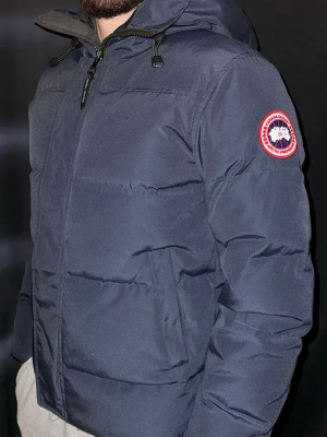 Mörkblå pufferjacka från Canada Goose - Säljer en helt ny oanvänd mörkblå pufferjacka från Canada Goose. Tagg står kvar och originalpåse medföljer