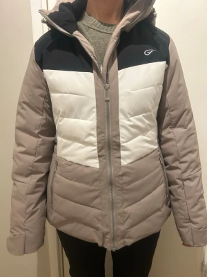 Vadderad skidjacka dam strl 42 - Vadderad skidjacka from märket five seasons. Strl 42 Dam. Snölås, avtagbar luva, vattentålig, vindsäker.