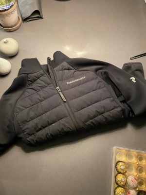 Peak performance cardigan  - Säljer nu denna riktigt snygga cardiganen från peak performance perfekt till våren i st S bara höra av dig vid minsta fråga eller fundering och pris kan absolut diskuteras.