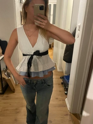 Vit omlott blus med volang och knyt - Såå söt topp från Zara 