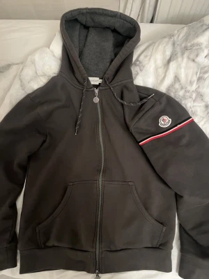 Äkta Moncler Tricolor Zip Hoodie - Super bra skick! Nypris är 9200 kr. Pris kan diskuteras 