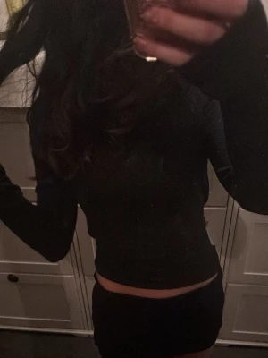 Svart långärmad topp från Intimissimi - Svart långärmad topp från Intimissimi i mjuk kashmirblandning.  Kan även byta, den är knappt använd 