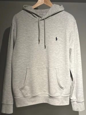 Grå Polo Ralph Lauren hoodie - |Tja! En otroligt snygg och eftertraktad Polo Ralph Lauren hoodie i en skön modell ❗️| Skick 9/10 otroligt bra skick☑️| Storlek: M , sitter som M/S, sitter hyfsat bra på mig - 189cm 73kg📏| Nypris: ca 2000kr💵| Färg: grå, som på bilden🩶| Fraktar spårbart via postnord eller instabox📦| Hör av er för mer information!|